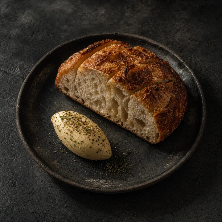 Pan de masa madre con mantequilla ahumada
