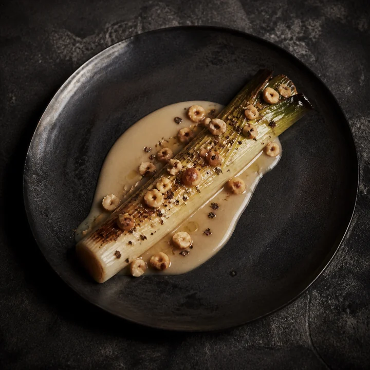 Puerro confitado con miso y avellanas