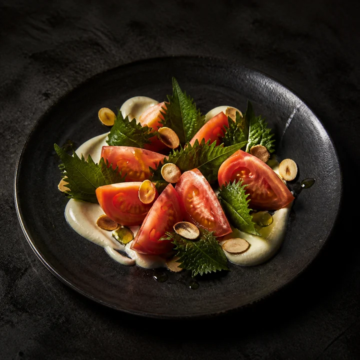 Tomate rosa con shiso y almendra